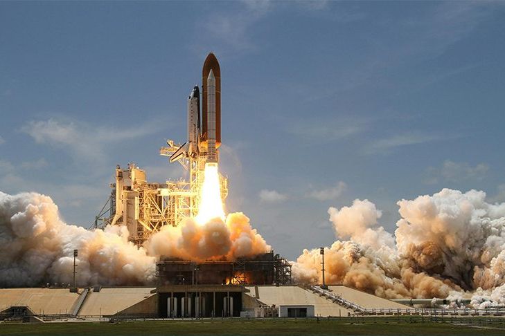 Décollage d’une fusée, symbole de notre mission