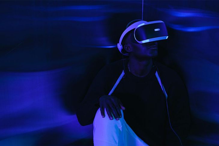Personne utilisant un casque de réalité virtuelle